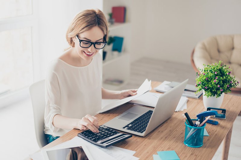 Business woman calculating dividends