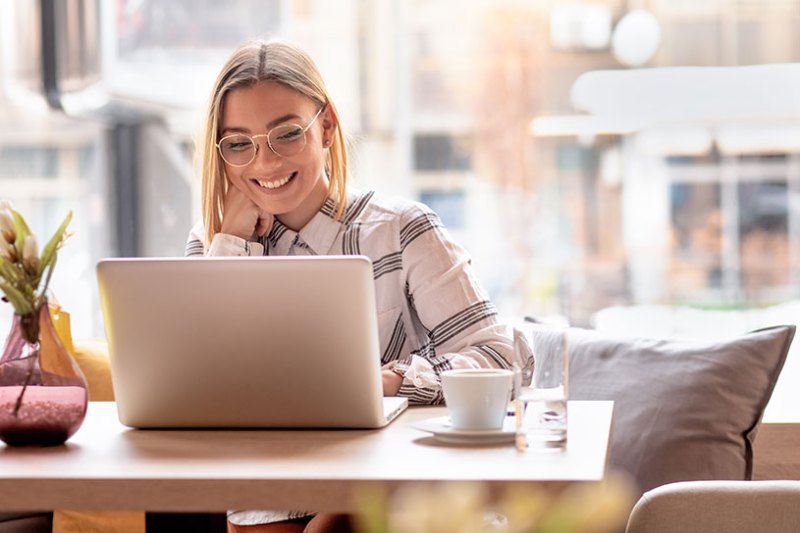 Woman working on laptop in a coffee shop